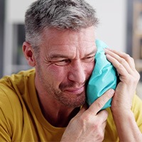 Man using a cold compress